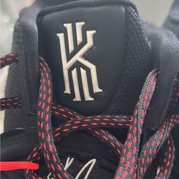 Nike Kyrie - Picture 3 of 8
